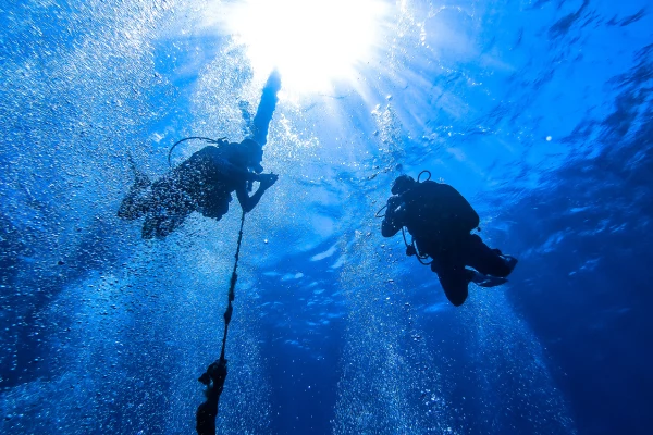 2 guys under water doing scuba diving